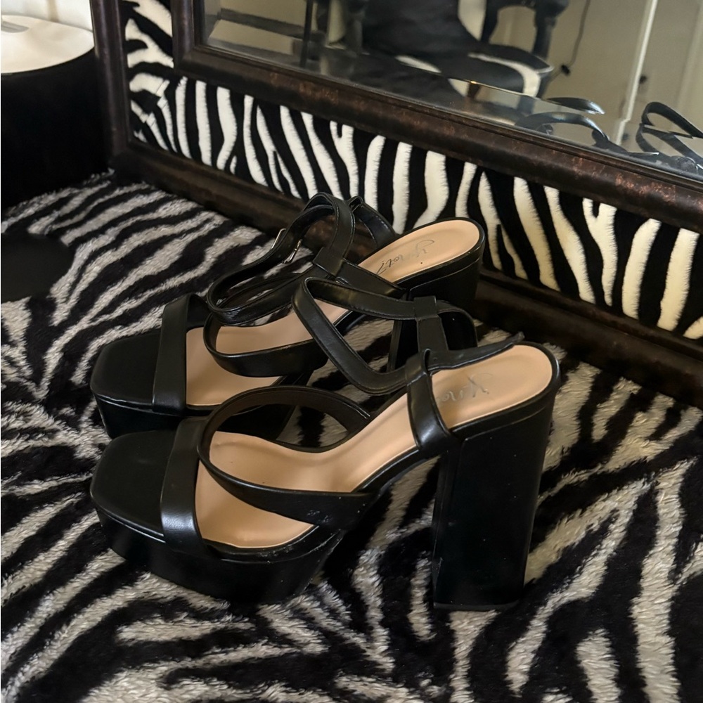 Vix Sleek Black Platform Sandals